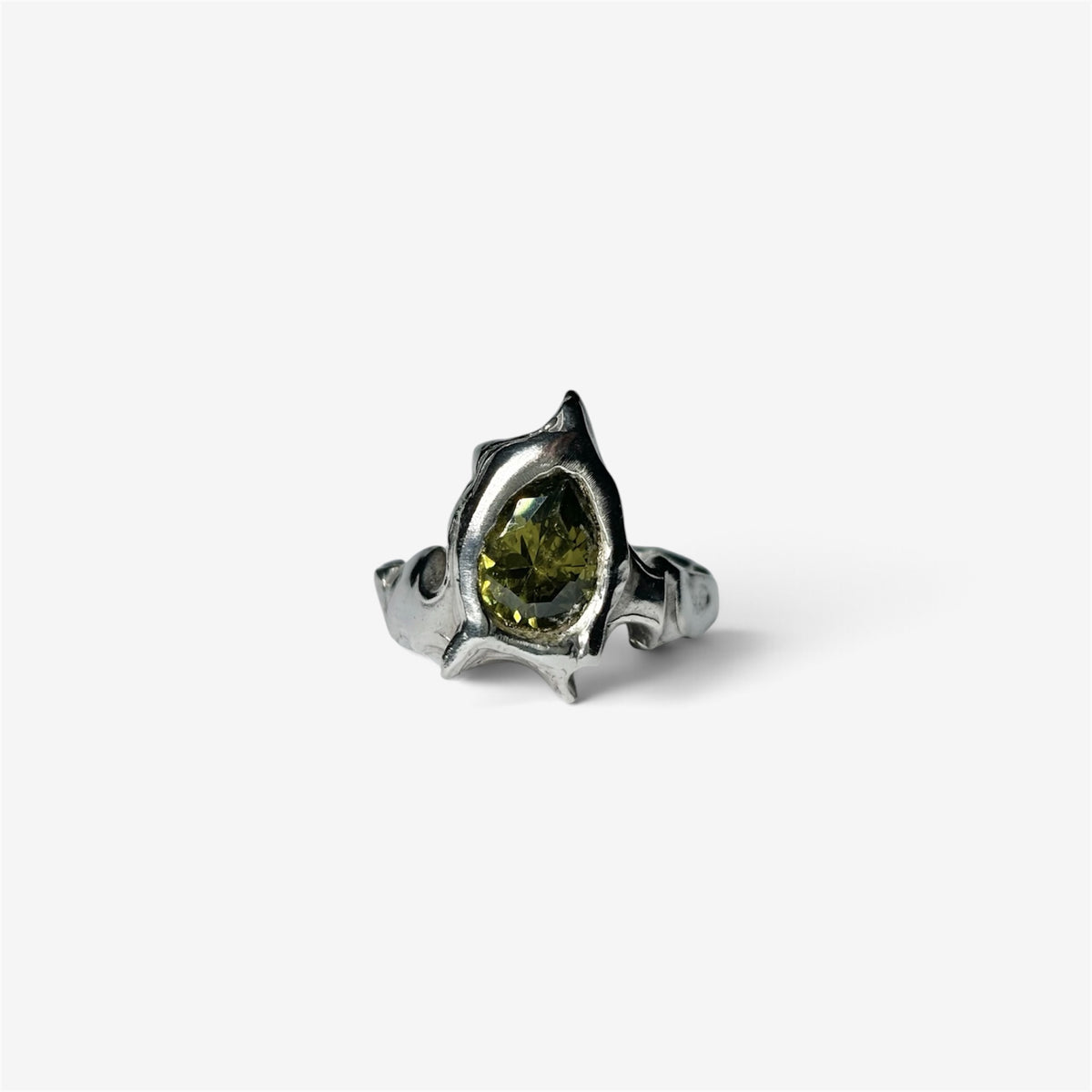 Geene, joya de plata de ley 925 hecha a mano por ORAM Studio