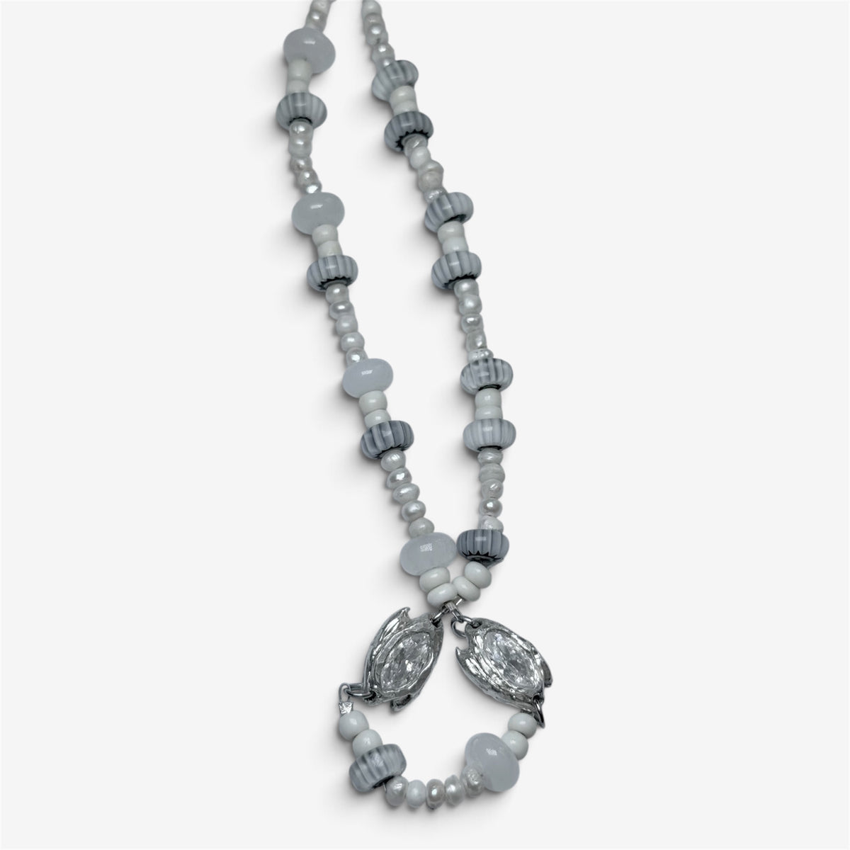 Cloud Bead Necklace, collar con cuentas de vidrio y dije de plata de ley 925